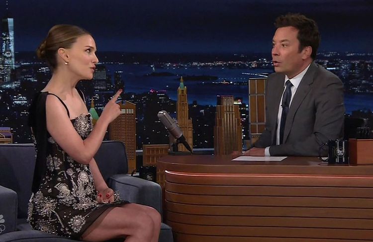 Pour Natalie Portman, porter le béret rouge à Paris n’est pas « cool »