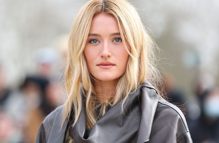 Pantalon blanc texturé, veste en cuir… Sarah Pidgeon fait sensation au défilé Loewe