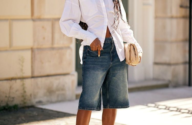 Comment adopter avec style le bermuda en jean, le basique confortable de l’été ?