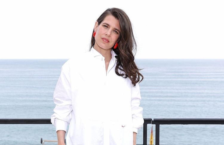 Au défilé Chanel, Charlotte Casiraghi rappelle le pouvoir mode d’une chemise blanche