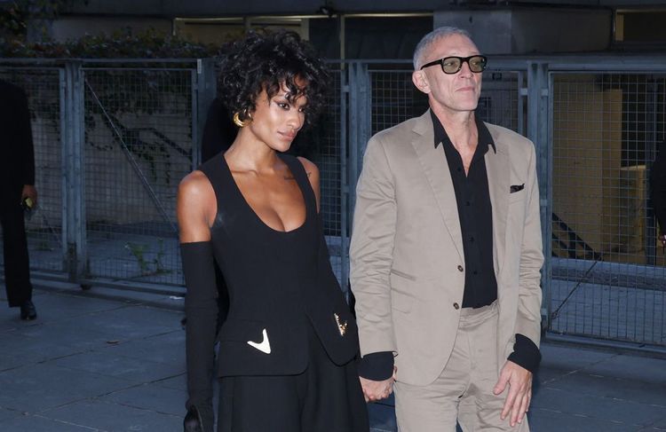 En costume beige et look monochrome noir, Vincent Cassel et Narah Baptista attirent les regards chez Schiaparelli