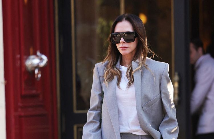 Victoria Beckham choisit sa robe de réveillon sur Instagram, sur fond de tensions familiales