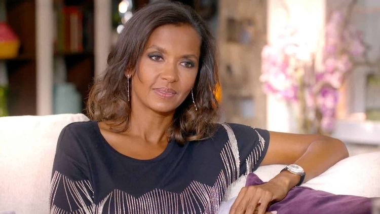 "Toute l’équipe pleurait..." : Karine Le Marchand raconte sa pire anecdote de L’Amour est dans le pré, regardez !