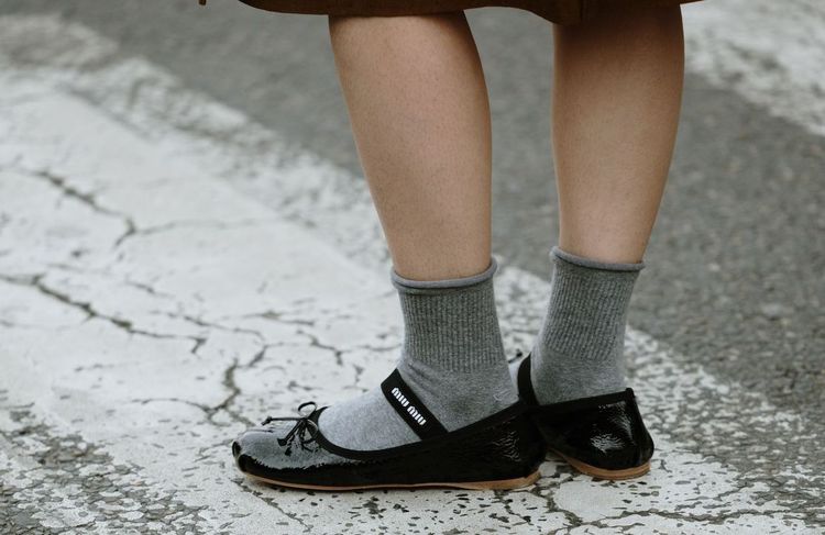 Ballerines et chaussettes colorées : le combo chic controversé le plus cool de l’automne
