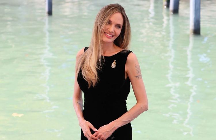 À Venise, Angelina Jolie expose ses impressionnants tatouages dans une robe dos-nu spectaculaire
