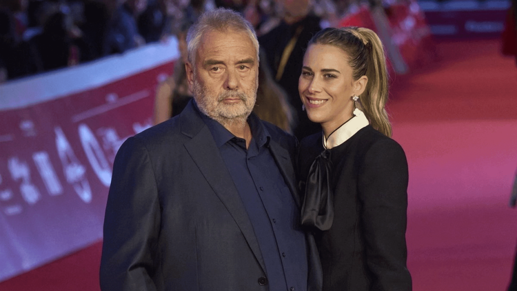 Luc Besson et Sarah Saldmann officialisent en Italie : escarpins à plateforme et lavallière, l'avocate subjugue le réalisateur