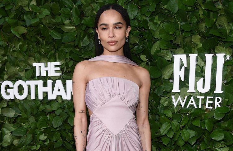 Dos nu et coupe bustier : la robe de Zoë Kravitz est celle à adopter pour les fêtes de fin d’année