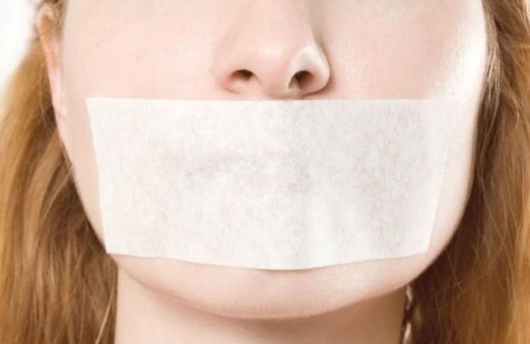 Mouth taping : quelle est cette nouvelle pratique qui prétend aider à dormir ?