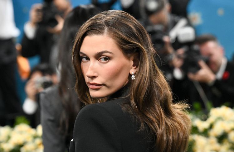 Hailey Bieber remet au goût du jour cette coiffure phare des années 90 (parfaite pour la plage et le bureau)