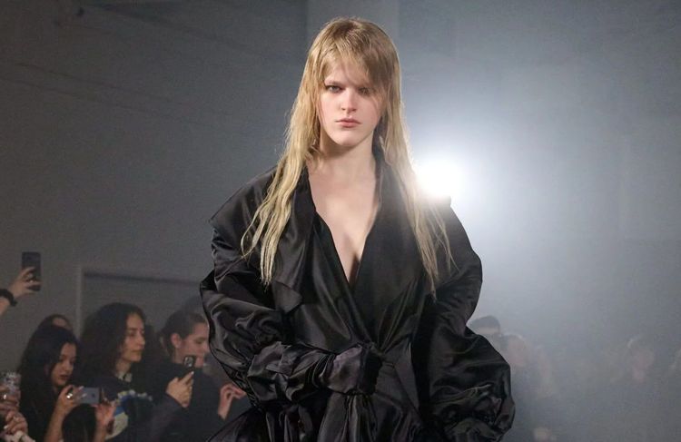 Une mannequin brise une vitrine en plein défilé : le show qui a laissé le public sans voix à la Fashion Week de Londres
