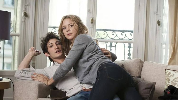 12 ans plus âgée que lui, Virginie Efira cash sur sa scène olé-olé avec Pierre Niney : "Ça a tout de suite collé"