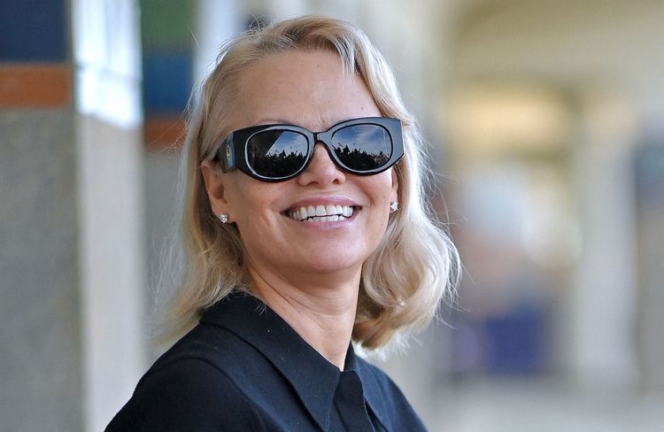 Pamela Anderson adopte la manucure la plus désirable de l’automne 2025