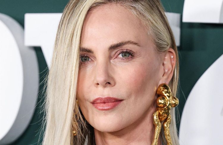 Transformée avec une frange, Charlize Theron est le sosie d’une célèbre actrice