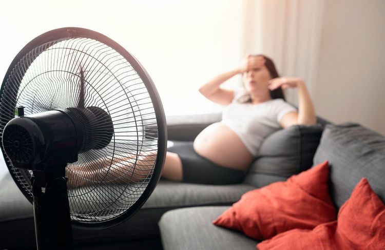 Épilation et chaussures à talon : ces conseils étonnants de la Sécu pour les femmes enceintes face à la canicule