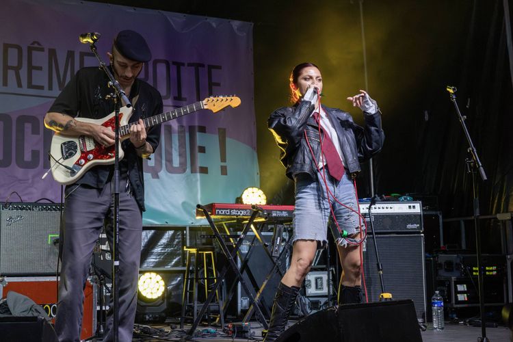 Agressée sexuellement en plein concert, la chanteuse de Lulu Van Trapp proteste seins nus