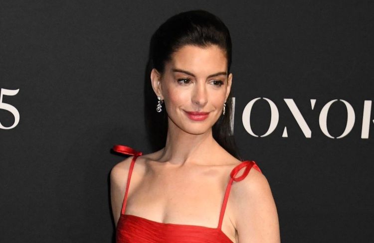 Anne Hathaway, chanteuse ? Elle dévoile son tout premier morceau « Burial »
