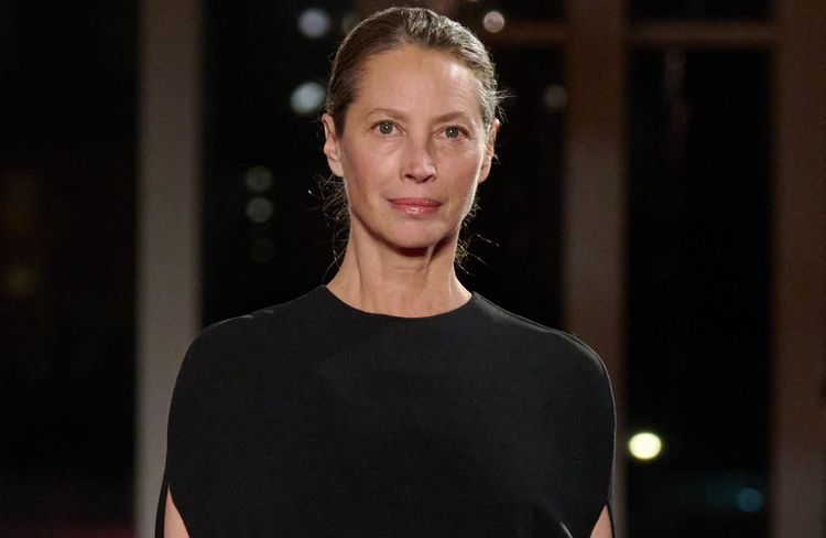 À 57 ans, Christy Turlington fait un retour spectaculaire sur le podium de Michael Kors à New York