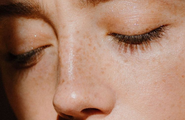 Qu’est-ce que l’acide mévalonique, cet actif prometteur pour hydrater et réparer la peau ?