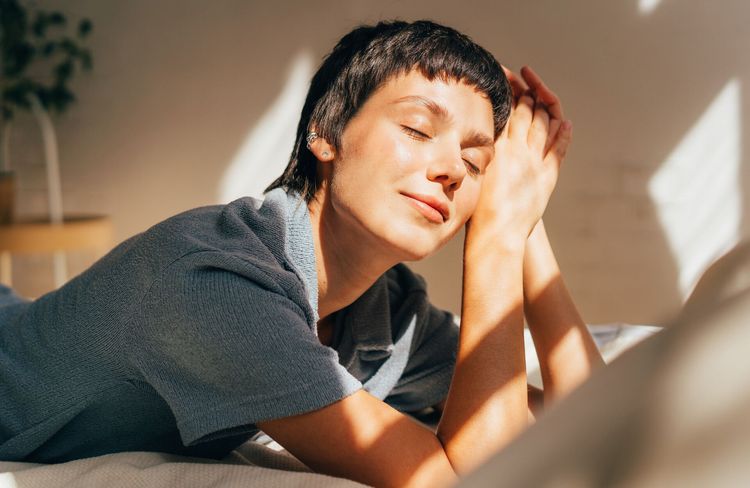 Derrière une fenêtre, le soleil abîme-t-il vraiment la peau ? Un dermatologue répond