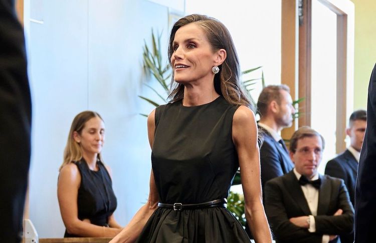 Pour sublimer sa robe noire, Letizia d’Espagne porte les plus beaux bijoux de la Couronne espagnole