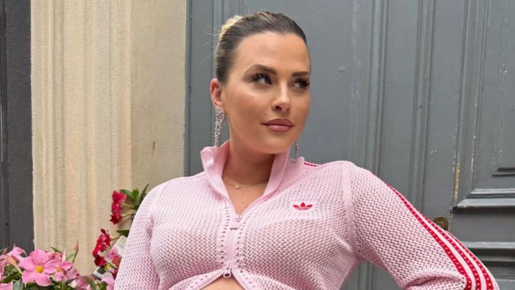 "Les larmes aux yeux…" : Kelly Vedovelli enceinte de jumeaux,  le sexe de ses bébés dévoilé !