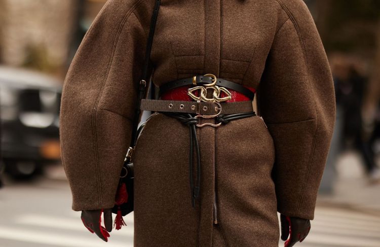 Quadruple ceinture : la nouvelle façon d'accessoiriser son manteau