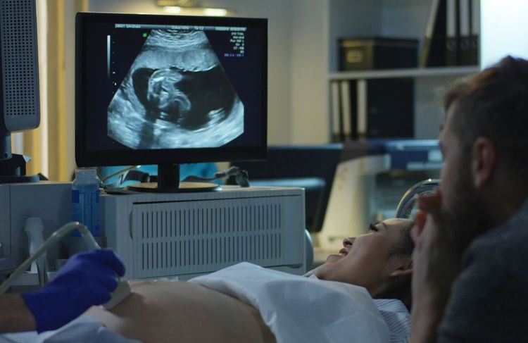 « J’étais en sang, il n’a montré aucune empathie » : une future maman filme une échographie glaçante à l’hôpital