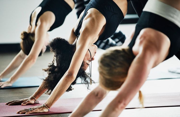 Vous faites sûrement ces petits faux pas au yoga (et votre prof préférerait que vous arrêtiez)