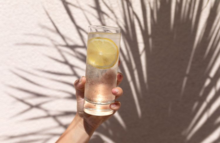 Jus de citron et eau de coco : la boisson anti-stress qui affole les réseaux sociaux