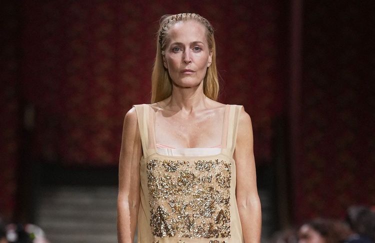 À 57 ans, Gillian Anderson crée la surprise en clôturant le défilé Miu Miu