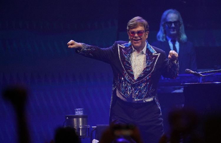 Avez-vous reconnu la star britannique déguisée en Elton John dans le clip de cette chanson de Noël ?