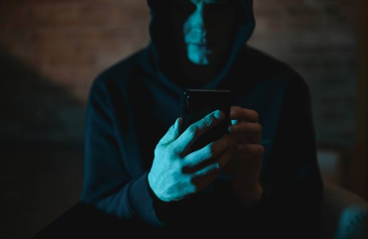 Des victimes de l’incendie de Crans-Montana ciblées par des deepfakes sexualisés générés par l’IA