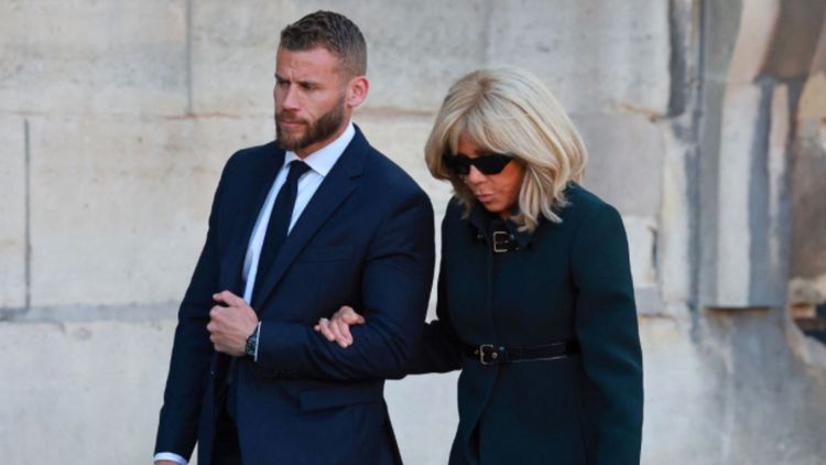 "Casse-toi" : Brigitte Macron insultée à son arrivée aux obsèques de Nathalie Baye !
