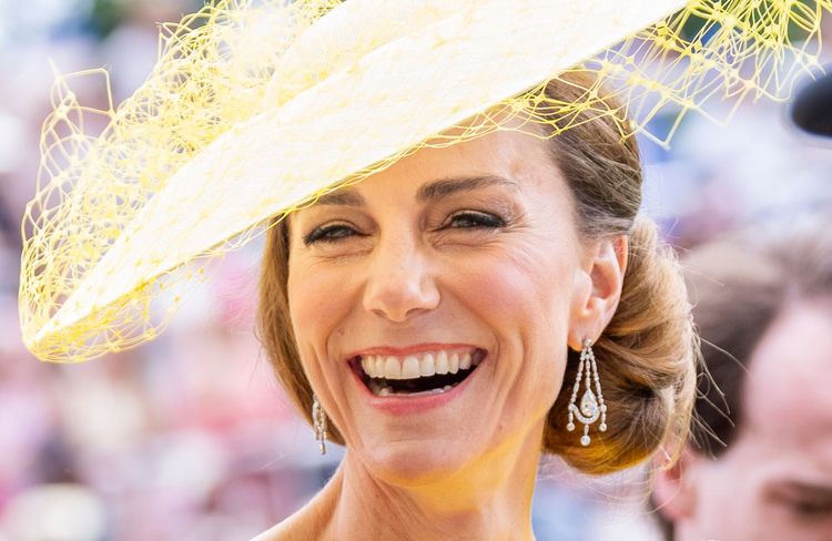 Chignon XXL porté sur le côté : Kate Middleton adopte la coiffure la plus élégante de la saison