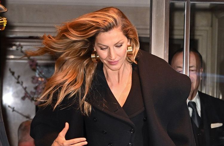 Le blazer twisté : l’astuce mode de Gisele Bündchen pour adopter l’allure officewear
