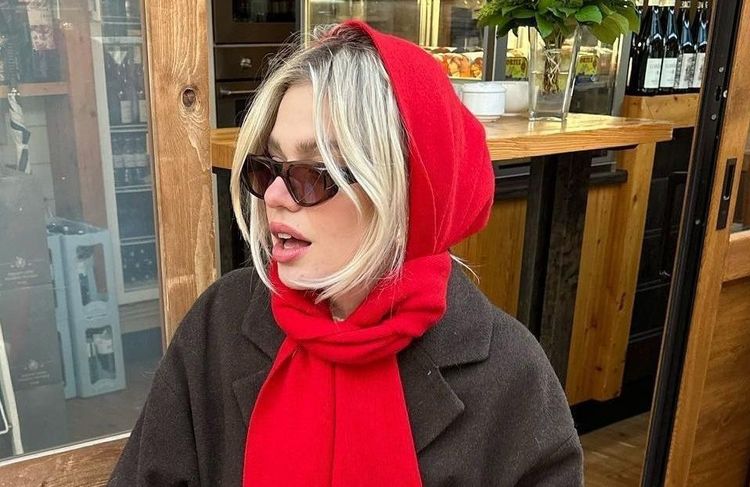 Qu’est-ce que le « balaclava scarf », cette astuce repérée sur les réseaux sociaux qui transforme la façon de porter son écharpe ?