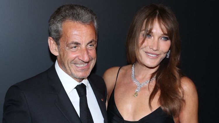 Carla Bruni sort les griffes face à un journaliste qui tacle Sarkozy : “Faites attention à ce que vous dites”