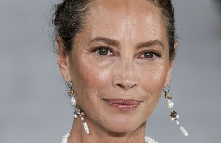 Maquillage après 60 ans : les 7 astuces qui rajeunissent en un clin d’oeil