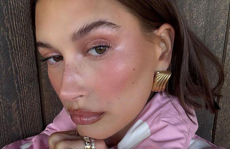 Hailey Bieber adopte une nouvelle coloration parfaite pour l’automne
