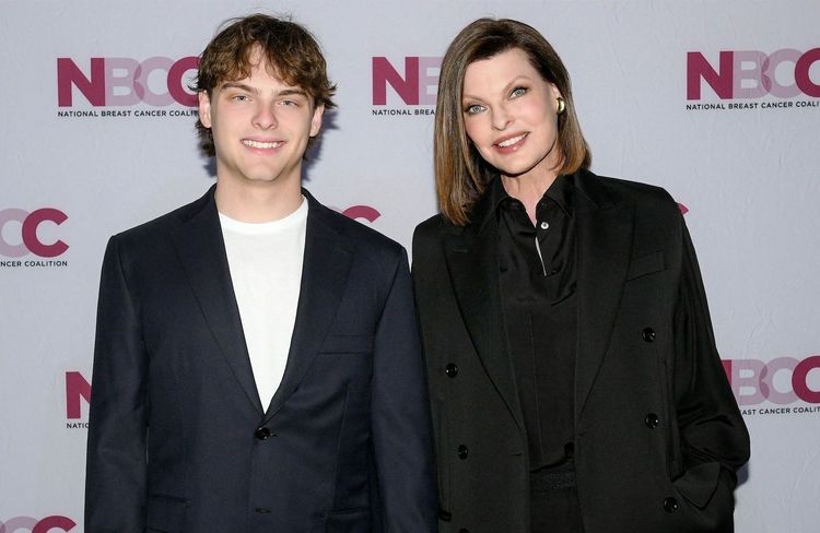 Linda Evangelista réunie avec Salma Hayek et François-Henri Pinault pour célébrer son fils Augustin