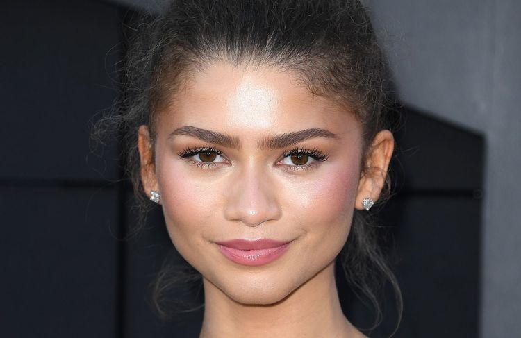 Transformée, Zendaya craque pour cette coloration estivale et lumineuse