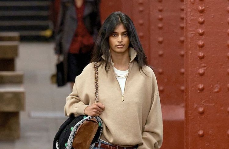 Qui est Bhavitha Mandava, le mannequin indien découvert dans le métro à New York et devenue la nouvelle révélation du défilé Chanel ?