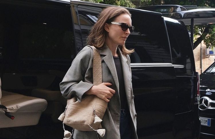 Natalie Portman succombe à son tour au jean le plus cool du printemps