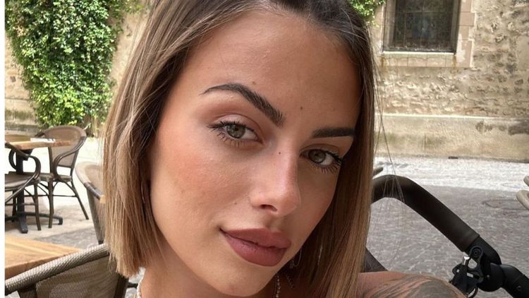Giuseppa Cuerlo : en pleurs, elle se sent rejetée par son entourage depuis qu'elle est maman