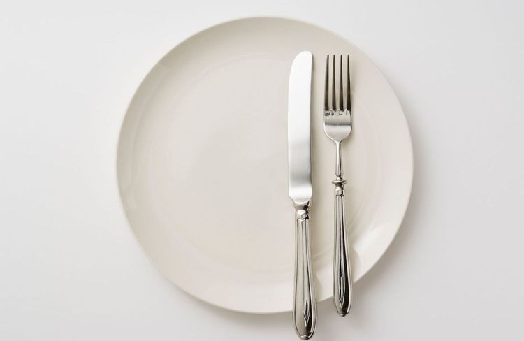 Pourquoi vous ne devriez pas poser vos couverts n’importe comment dans l’assiette