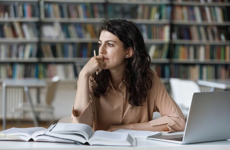 Vous regardez dans le vide en pensant à rien souvent ? Et si c'était le signe d'un TDAH