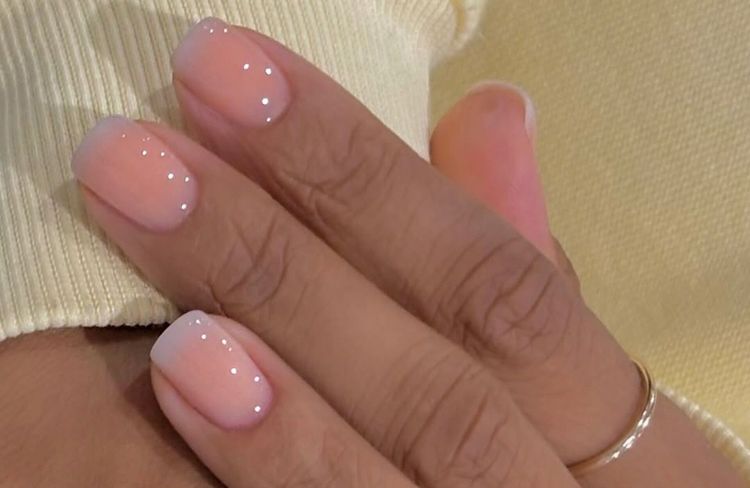 Ongles glacés : la tendance manucure qui annonce l’arrivée de l’été