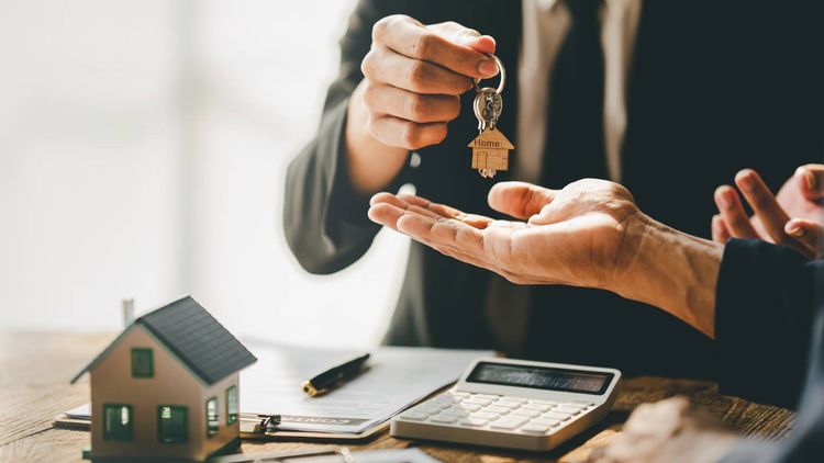 Immobilier : une mairie peut-elle vous forcer à vendre votre logement à un prix cassé ?
