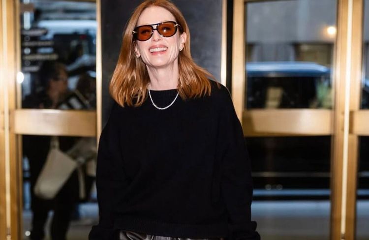 En pantalon en cuir et pull oversize, Julianne Moore signe le combo parfait pour réchauffer nos looks d'automne