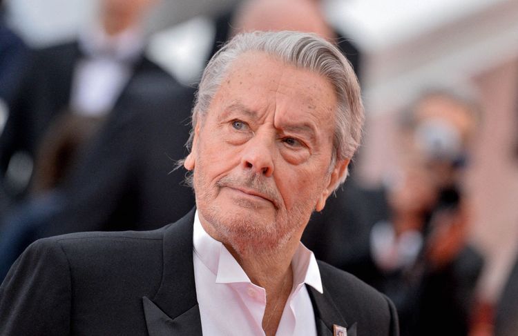 Alain Delon : une dizaine d’armes à feu saisies dans sa propriété de Douchy